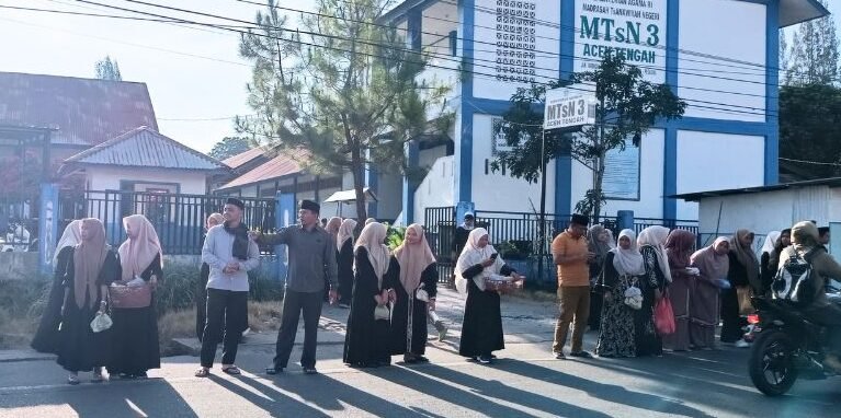 MTsN 3 Aceh Tengah Bagikan 1.000 Takjil kepada Masyarakat di Bulan Ramadan